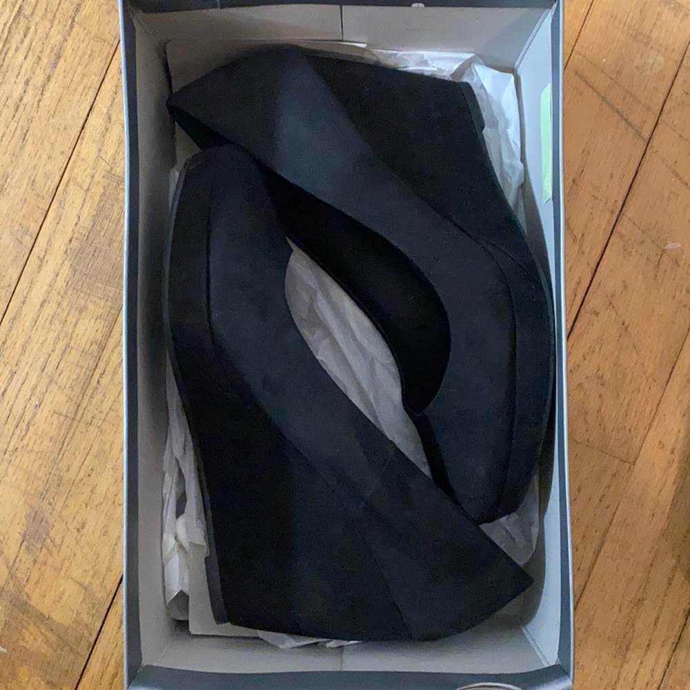 Black wedges